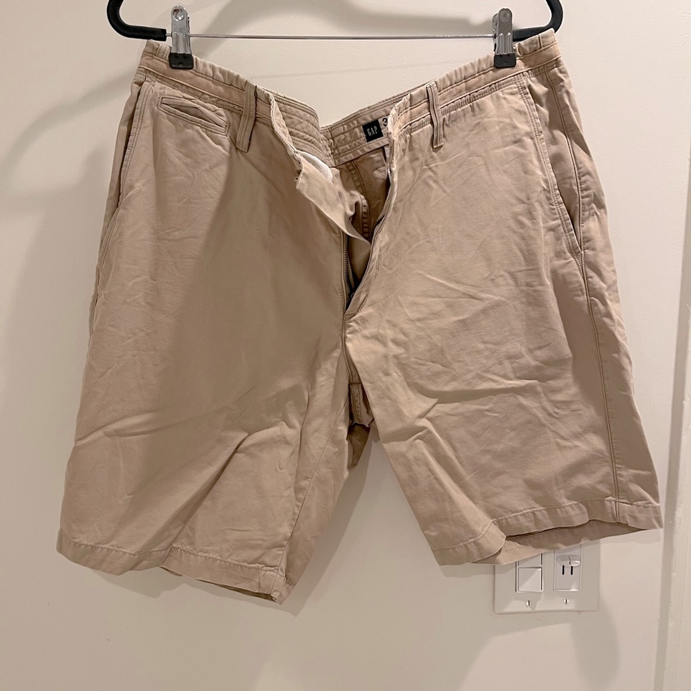Gap Men’s tan cargo shorts 36” waist